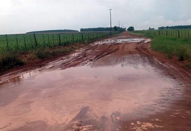 
En cada lluvia, los caminos de tierra, se llenan de agua y dificultan el traslado normal de los camiones que llevan los productos agrícolas 