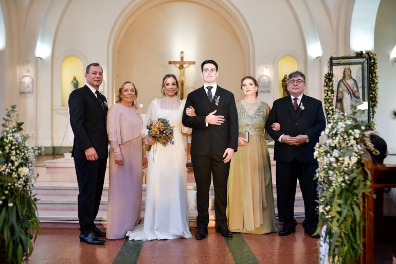 Los novios junto a sus padrinos.