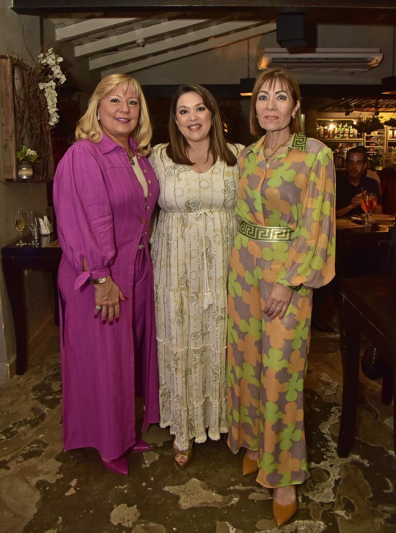 Cynthia Rodríguez, Carolina Zárate y Marilyn Scavone.