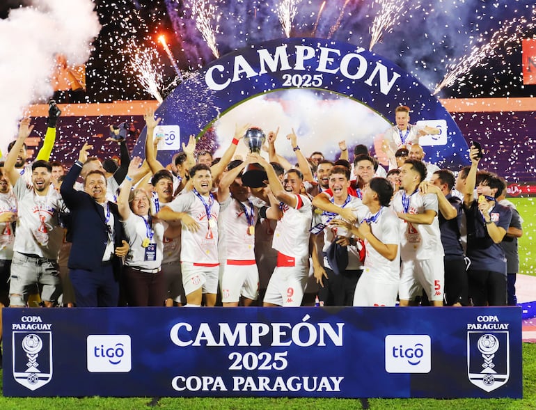 Los jugadores de General Caballero celebran con el trofeo de campeón la conquista de la Copa Paraguay 2025 en el estadio Río Parapití, en Pedro Juan Caballero, Paraguay. 
