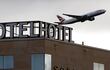 Un avión de British Airways despega desde detrás del hotel Sofitel en la Terminal 5 del aeropuerto de Londres Heathrow en el oeste de Londres el 5 de febrero de 2021. - Gran Bretaña confirmó el jueves que presentará sus nuevas reglas obligatorias de cuarentena hotelera para los viajeros que regresen de docenas de países considerados de "alto riesgo" por las variantes de Covid-19 a finales de este mes.
