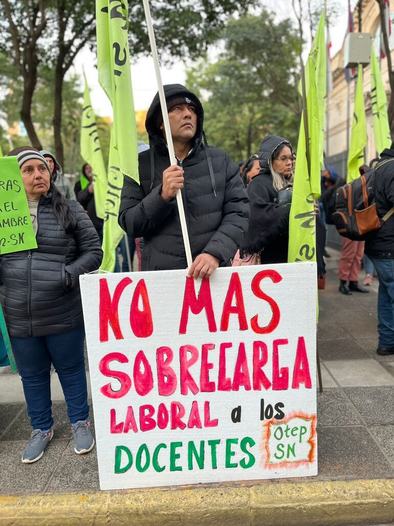 Docentes marchan sobre sobrecarga laboral y para exigir mejoras al plan de educación inclusiva, en la mañana de este viernes 30 de mayo.