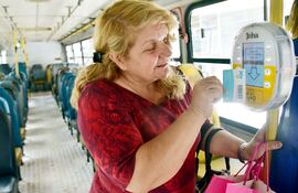 Una usuaria abona su pasaje. Hay una queja generalizada de la ciudadanía sobre la improvisada implementación del billetaje electrónico.