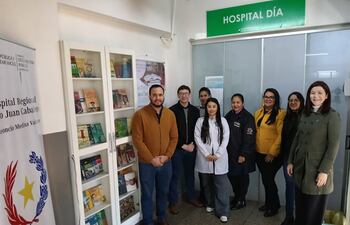 Autoridades del Hospital Regional y de la Universidad Columbia filial PJC y alumnos de dicha casa de estudios, durante la habilitación de la biblioteca.