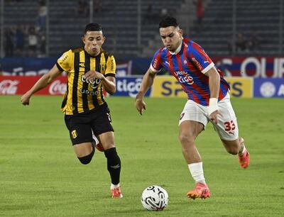 Fabrizio Peralta se lleva el balón para generar otra llegada de Cerro Porteño