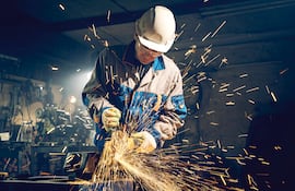 Homenaje a quienes forjan el progreso industrial.