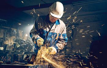 Homenaje a quienes forjan el progreso industrial.