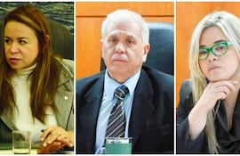 Tres jueces sentados: uno con chaqueta gris y jersey blanco, otro en traje oscuro con corbata a rayas y el tercero con chaqueta negra y gafas verdes.