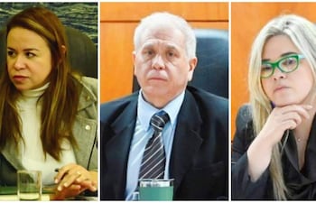 Tres jueces sentados: uno con chaqueta gris y jersey blanco, otro en traje oscuro con corbata a rayas y el tercero con chaqueta negra y gafas verdes.