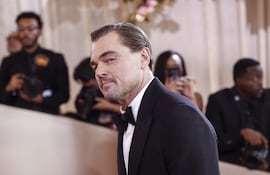 El famoso actor Leonardo DiCaprio llegando a los Golden Globe Awards en el Beverly Hilton Hotel. (EFE/EPA/CHRIS TORRES)
