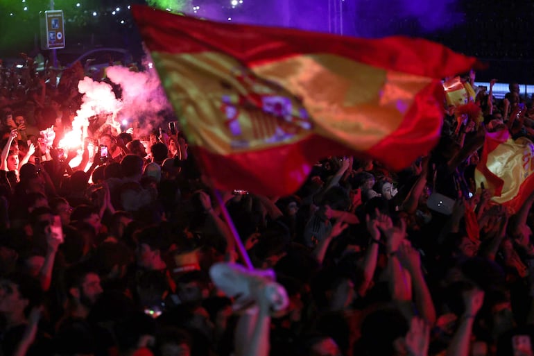 Los aficionados españoles celebran la victoria tras la final del Mundial 2026 entre España y Argentina en la zona de aficionados del 'Madrid Rio' en Madrid.