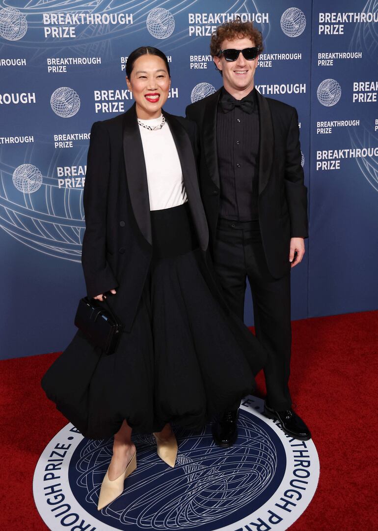 Mark Zuckerberg y su esposas Priscilla Chan asistieron muy elegantes a los premios Breakthrough Prize en Santa Mónica. (Michael Tran / AFP)