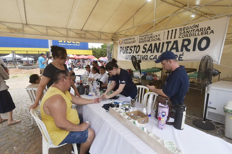 Varios pacientes hipertensos que olvidaron su medicación o que no siguen un tratamiento regular, fueron atendidos.