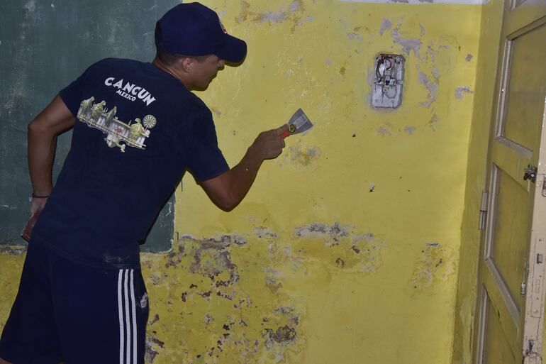 Además de las fallas en las instalaciones eléctricas, que inutilizan los acondicionadores de aire, los voluntarios denuncian que las llaves de energía están al descubierto, al alcance de los niños.