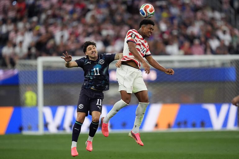Mauricio de Paraguay (I) en acción contra Alex Freeman de EE. UU. (D) durante el partido de la fase de grupos de la Copa Mundial de la FIFA 2026 entre EE. UU. y Paraguay, en Los Ángeles, California, EE. UU..