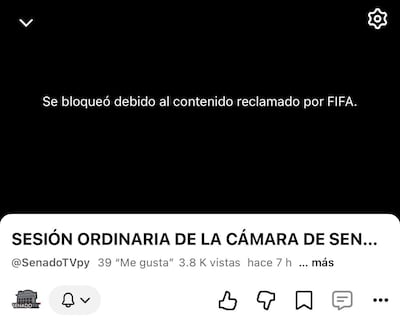 Mensaje de bloqueo de YouTube sobre contenido de FIFA, con fondo negro y texto en pantalla.