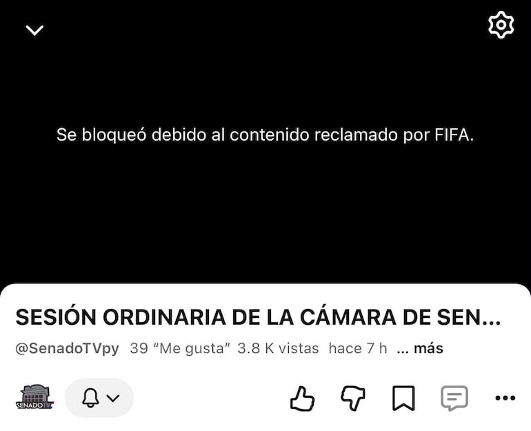 Mensaje de bloqueo de YouTube sobre contenido de FIFA, con fondo negro y texto en pantalla.