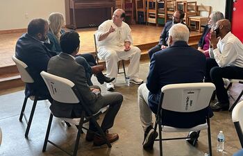 Legisladores reunidos con Robert Roberson (de blanco) en prisión, Livingston, Texas.