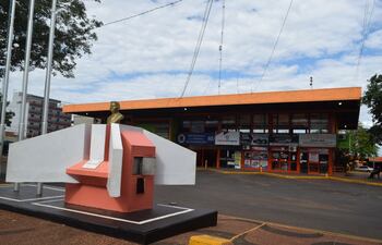 Terminal de Ómnibus de Encarnación. Funcionarios de la Administración Nacional de Electricidad (Ande) realizaron el corte del suministro de energía eléctrica en la Terminal de Ómnibus de la ciudad de Encarnación, debido a una mora de seis meses en el pago del servicio. La comuna pagó parte de la deuda para que se reestableciera el servicio, mientras se inician negociaciones para el pago del saldo pendiente.