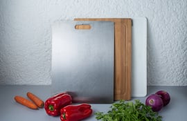 Diferentes tablas de picar y vegetales.