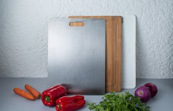 Diferentes tablas de picar y vegetales.