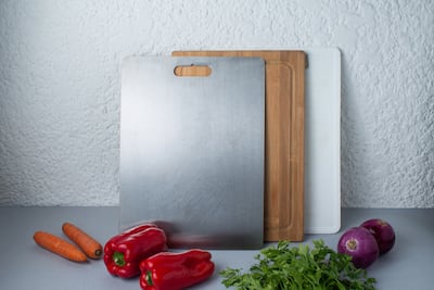 Diferentes tablas de picar y vegetales.