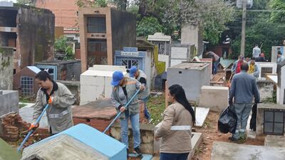 Mingas y limpieza en los cementerios para el día de los fieles difuntos.