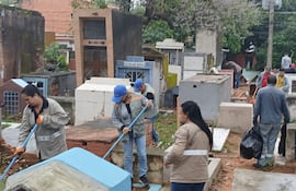 Mingas y limpieza en los cementerios para el día de los fieles difuntos.