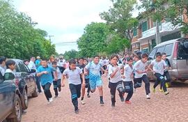 Virpo Corre celebró su sexta edición en Carapeguá. La escuela y colegio Subvencionado Virgen Poderosa de este distrito celebró con éxito la sexta edición de la Virpo Corre, una competencia pedestre interna que congregó a más de 500 estudiantes de la institución. El evento que se desarrolló esta mañana fue una fiesta deportiva organizada por el Consejo de Docentes de la comunidad educativa.
