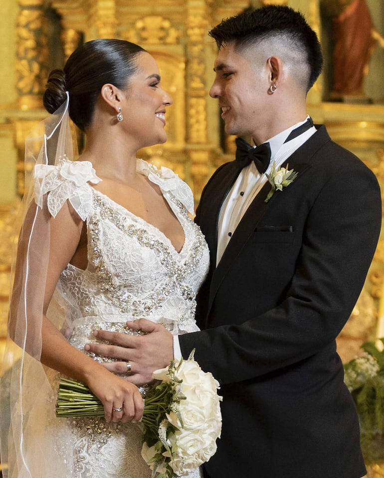 Muy felices en la noche de su boda Vanessa Argüello y Saul Salcedo.