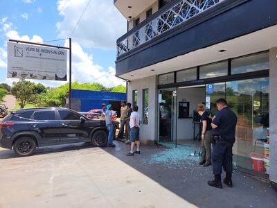 Los delincuentes rompieron de un disparo la puerta de blindex antes de huir, para intimidar a las víctimas.