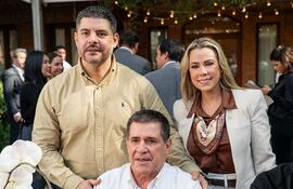 Óscar "Nenecho" Rodríguez (ANR - cartista), exintendente de Asunción, su esposa y senadora Lizarella Valiente (ANR - cartista) y Horacio Cartes, presidente del Partido Colorado.