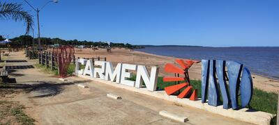 Playa Tacuary y un cartel que ya identifica a la ciudad como un destino turístico de Itapúa. En esta parte del año la playa está prácticamente desierta.