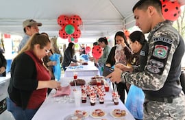 La feria de frutillas en Pilar se convirtió en un rotundo éxito, en dos horas vendieron 200 kilos.