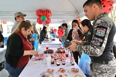 La feria de frutillas en Pilar se convirtió en un rotundo éxito, en dos horas vendieron 200 kilos.