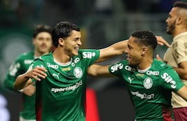 El delantero paraguayo, Ramón Sosa festeja una de sus dos anotaciones con su compañero en el triunfo sobre Jacuipense, por los dieseiseisavos de final de la Copa de Brasil.