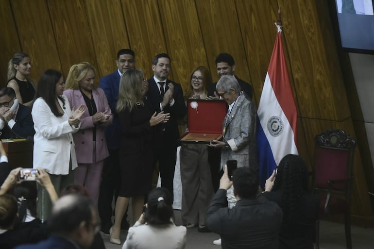 Teresa Parodi recibiendo la condecoración otorgada por la Cámara de Diputados