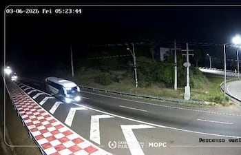 Momento en el que el bus de larga distancia ingresa a la rampa de frenado.