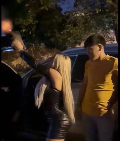 Momento en el que la mujer, supuestamente una conocida influencer, realiza disparos al aire con un arma.
