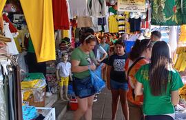 Siguen las compras de último momento en el centro comercial de San Lorenzo.