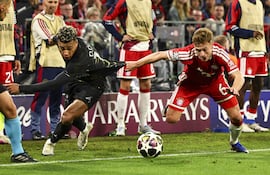 Desire Doue inventa una jugada y sale de la marca de Joshua Kimmich este miércoles en el Allianz Arena.