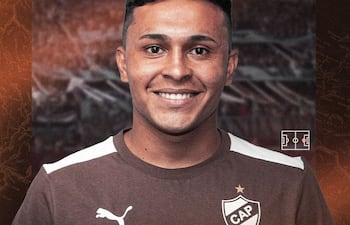 Con esta imagen, Platense hizo oficial el fichaje del delantero paraguayo, Héctor Damián Bobadilla Cáceres, de 24 años.
