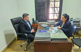 La senadora Yolanda Paredes, del Partido Cruzada Nacional (PCN) junto al director de declaraciones juradas de la Contraloría General de la República.