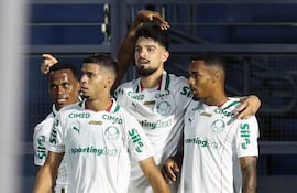 El delantero argentino de Palmeiras, Juan Manuel "Flaco" López recibe las felicitaciones de sus compañeros tras anotar el tanto de la victoria en la visita del "Verdão" sobre Red Bull Bragantino.