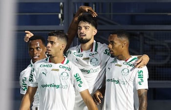 El delantero argentino de Palmeiras, Juan Manuel "Flaco" López recibe las felicitaciones de sus compañeros tras anotar el tanto de la victoria en la visita del "Verdão" sobre Red Bull Bragantino.