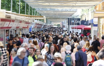Ambiente en la Feria del Libro de Madrid.