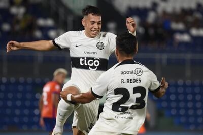 Carlos Arrúa (i) y Rodney Redes, jugadores de Olimpia, celebra un gol en el partido frente al 2 de Mayo por la décima jornada del torneo Apertura 2024 del fútbol paraguayo en el estadio Defensores del Chaco, en Asunción.