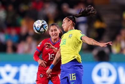 La brasileña Beatriz Zaneratto intenta controlar el balón ante la panameña Rosario Vargas.