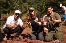 De izquierda a derecha: el ingeniero José Rodríguez, encargado de la Reserva Guarapí, Danielle Dunne, embajadora del Reino Unido en Paraguay y Osvaldo Turlan, director Ejecutivo de A Todo Pulmón Paraguay Respira.