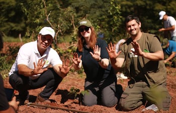 De izquierda a derecha: el ingeniero José Rodríguez, encargado de la Reserva Guarapí, Danielle Dunne, embajadora del Reino Unido en Paraguay y Osvaldo Turlan, director Ejecutivo de A Todo Pulmón Paraguay Respira.